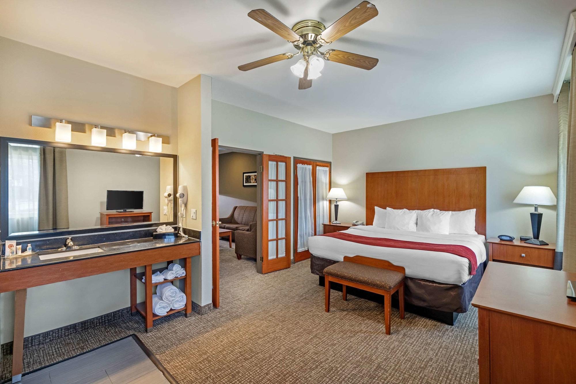 Comfort Suites North Dallas Exterior photo